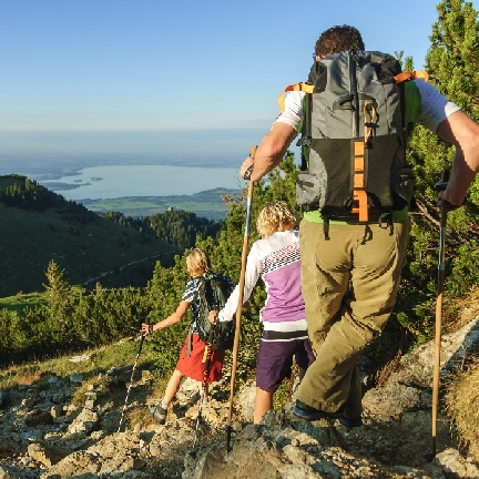 Adultes en randonnée en montagne