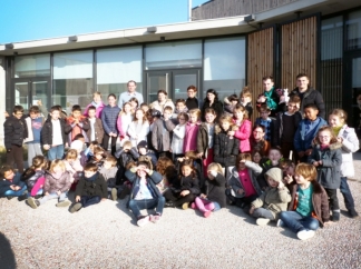 Les enfants avec leurs éducateurs devant le centre de loisirs de Quint-Fonsegrives / Photo DDM