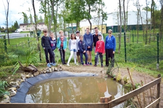 Florence et les jeunes aux abords de la mare / Photo DDM