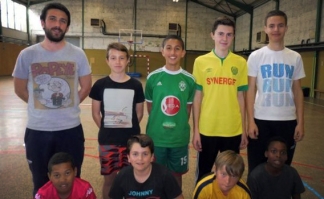 Justin Peyrard et les jeunes de l'atelier futsal du Point Jeunes / Photo DDM, C. C.