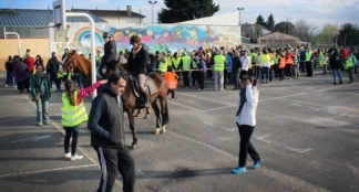 À pied, à cheval, à vélo, à trottinette, en poussette ou en fauteuil roulant, ils étaient 207 pour la Marche solidaire / Photo DDM